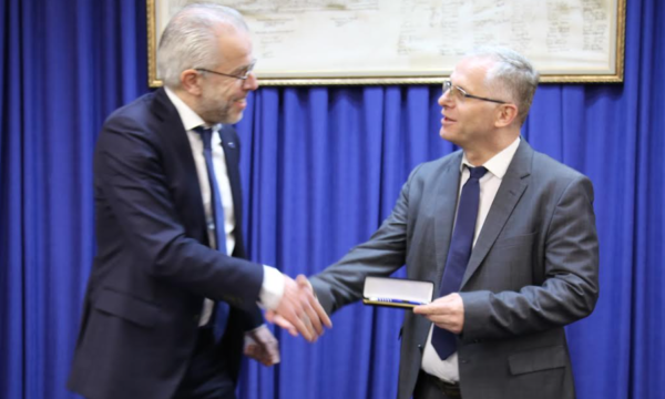 eurodeputeti-i-pe-se-ia-dhuron-bislimit-penen-me-te-cilen-u-nenshkrua-vendimi-per-vizat