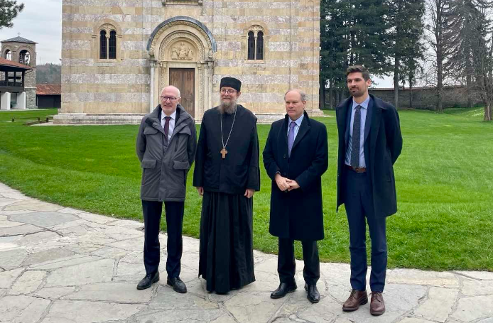Emisari francez për Ballkanin dhe ambasadori vizitojnë Manastirin e Deçanit