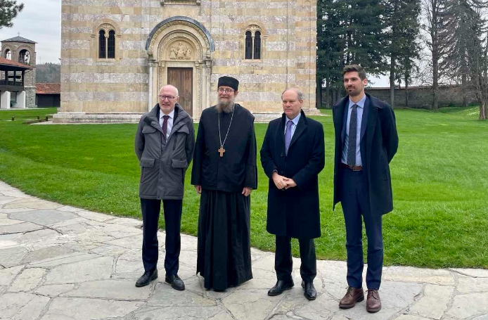 emisari-francez-per-ballkanin-dhe-ambasadori-vizitojne-manastirin-e-decanit