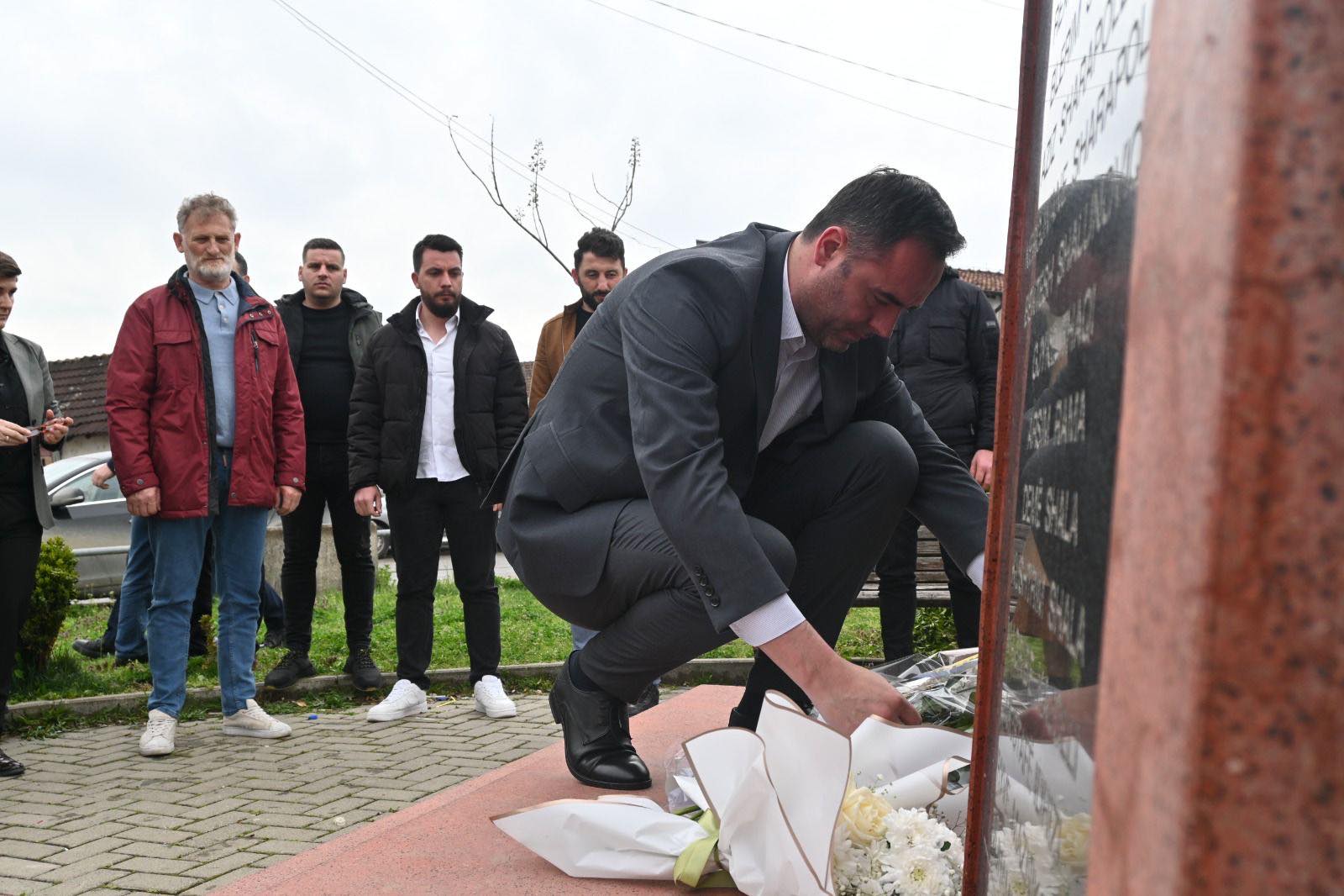 konjufca-beri-homazhe-te-lapidari-i-te-reneve-ne-lagjen-“dardania”-ne-peje