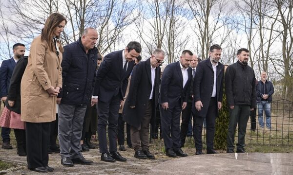 Kurti me ministra bën homazhe te viktimat e familjeve Bogujevci, Duriqi dhe Llugaliu në 25 vjetorin e masakrës