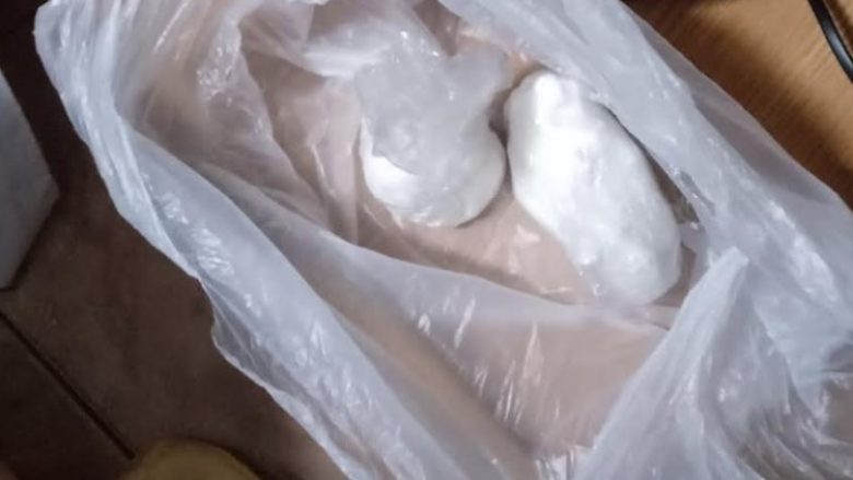 Kokainë, marihuanë, armë e para – Policia jep detaje se çfarë sekuestroi gjatë operacioneve në Prizren, Pejë e Gjakovë