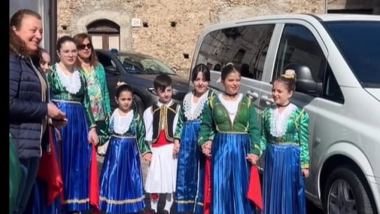 Gërvalla pritet në një mënyrë të veçantë në Kalabri, fëmijët këndojnë në gjuhën shqipe