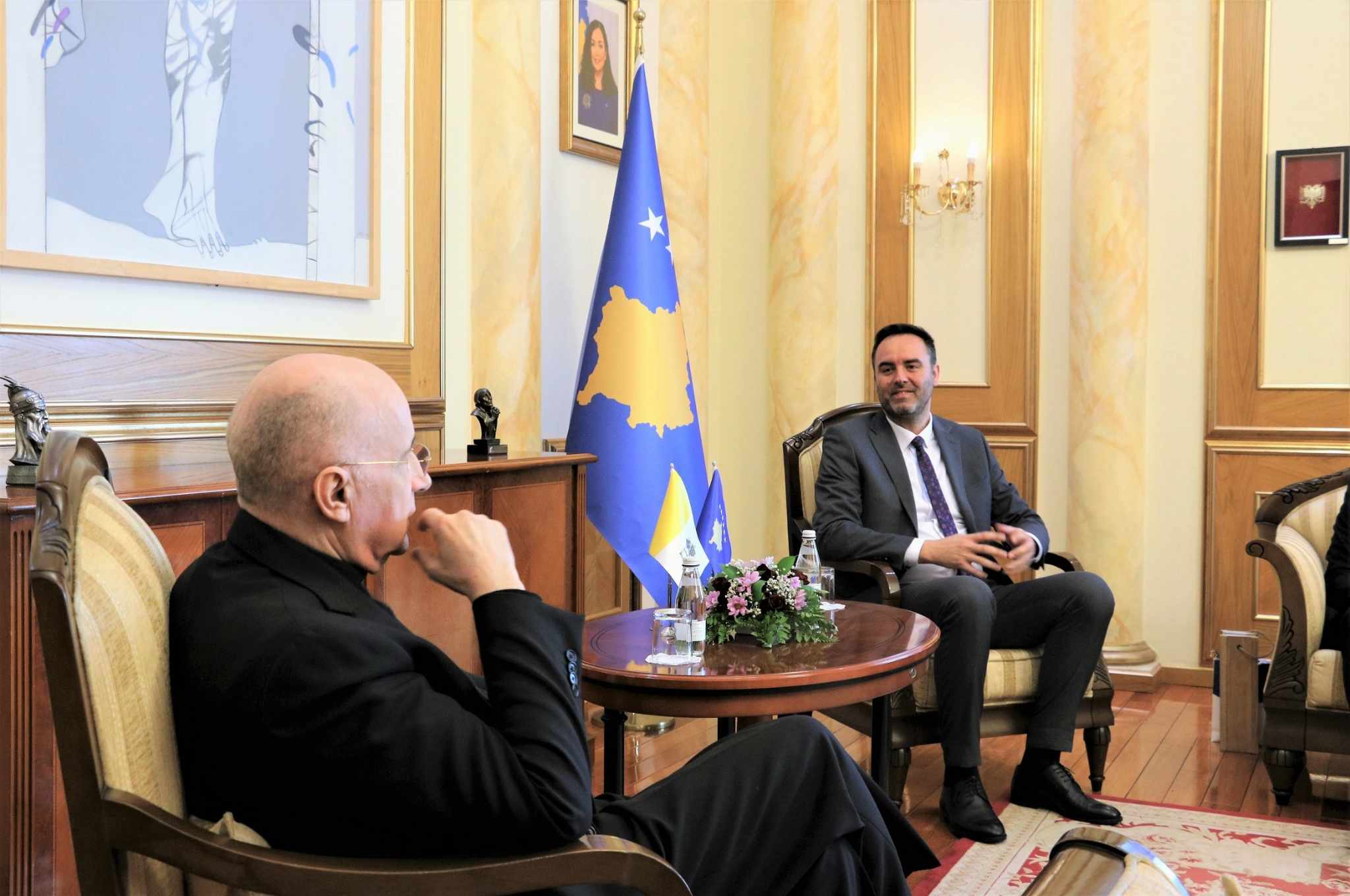 Kosova dhe Vatikani duhet ta njohin njëri-tjetrin, thotë Konjufca në takim me Delegatin Apostolik të Selisë së Shenjtë