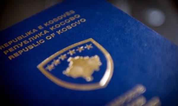 pritjet-e-gjata/-nga-janari-24-mije-qytetare-kane-paguar-deri-80-euro-per-t’u-pajisur-me-pasaporte-brenda-72-oreve