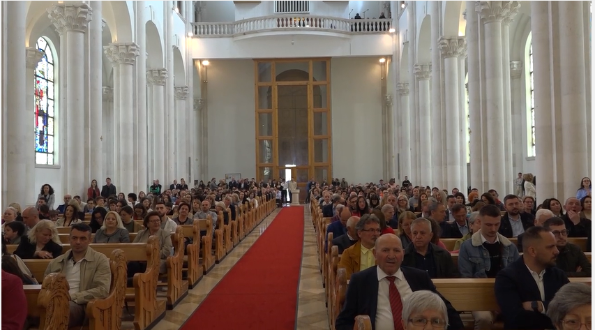 mbahet-mesha-e-festes-se-pashkeve,-lutjet-shkojne-per-paqen-ne-vend-e-bote
