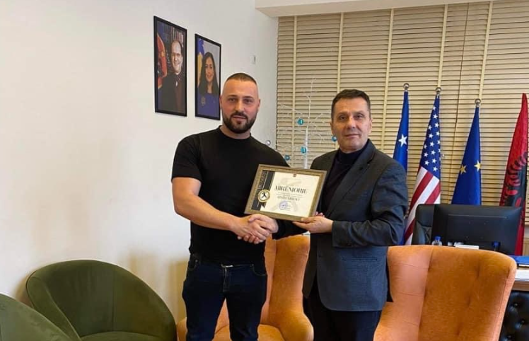 Kryetari i Junikut ndan mirënjohje për kampionin e 8 fishë të Kosovës, Arsim Mirocin