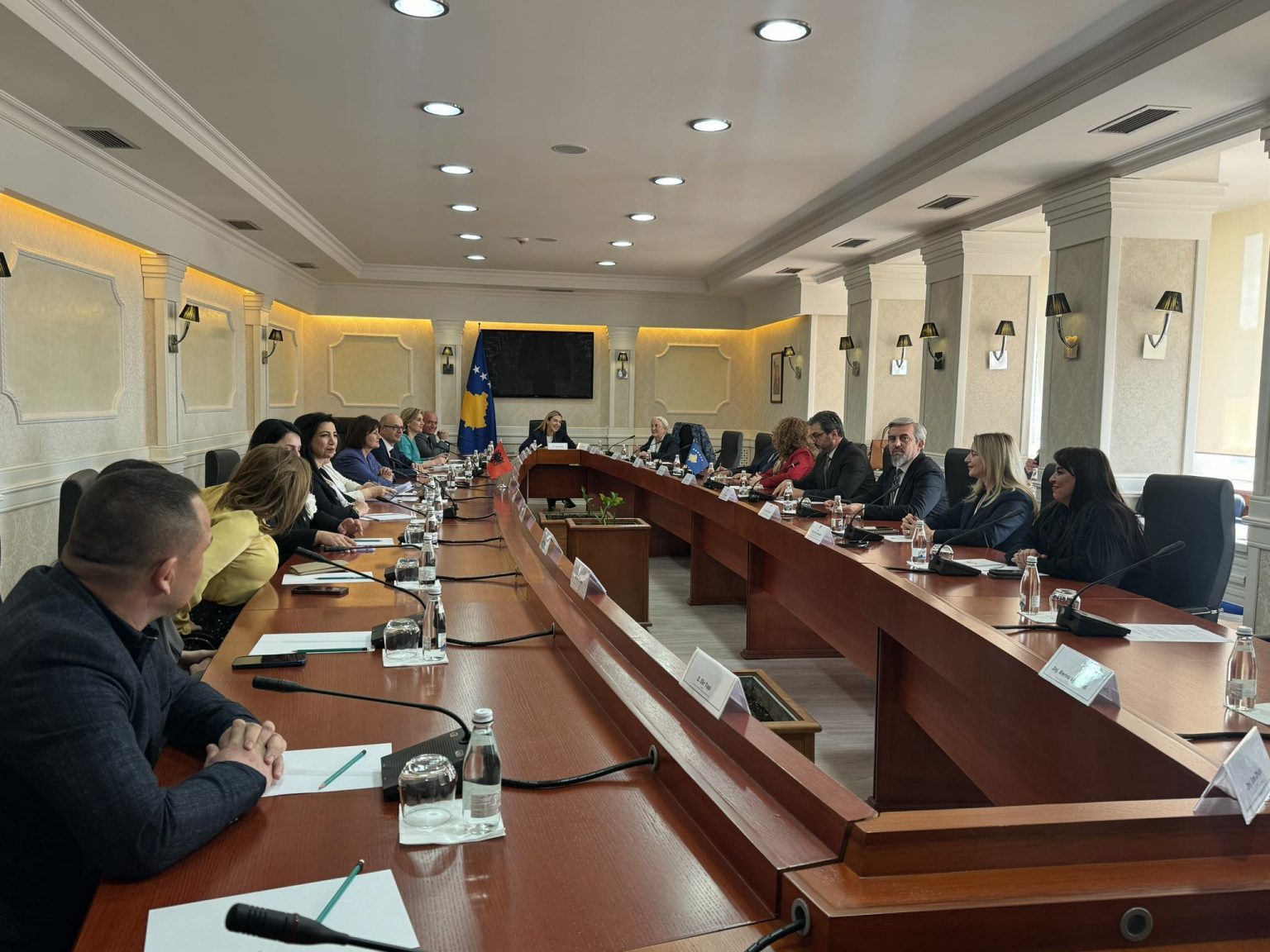 Anëtarët e Komisionit për Arsim takohen me homologët nga Shqipëria