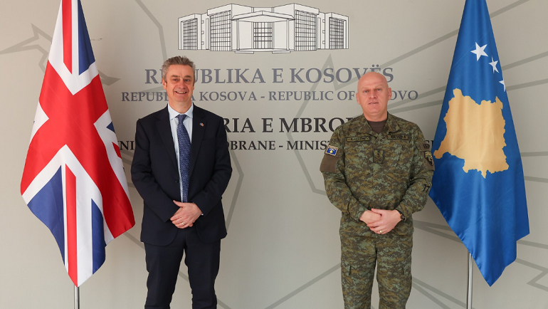 Ambasadori britanik e falënderon Jasharin për stërvitjen e trupave ukrainase nga FSK-ja
