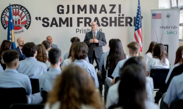dita-nderkombetare-e-kontrollit-te-fakteve,-hovenier-diskuton-me-nxenesit-e-shkolles-“sami-frasheri”