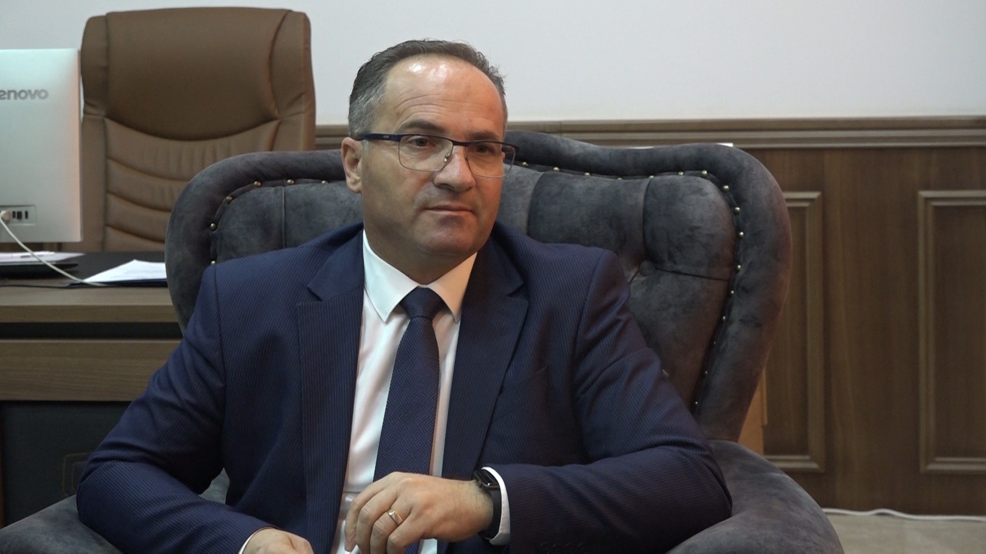 Ish-ministri Krasniqi për vendimin e ZRrE-së: I kamufluar, të kthehej çmimi i para një viti