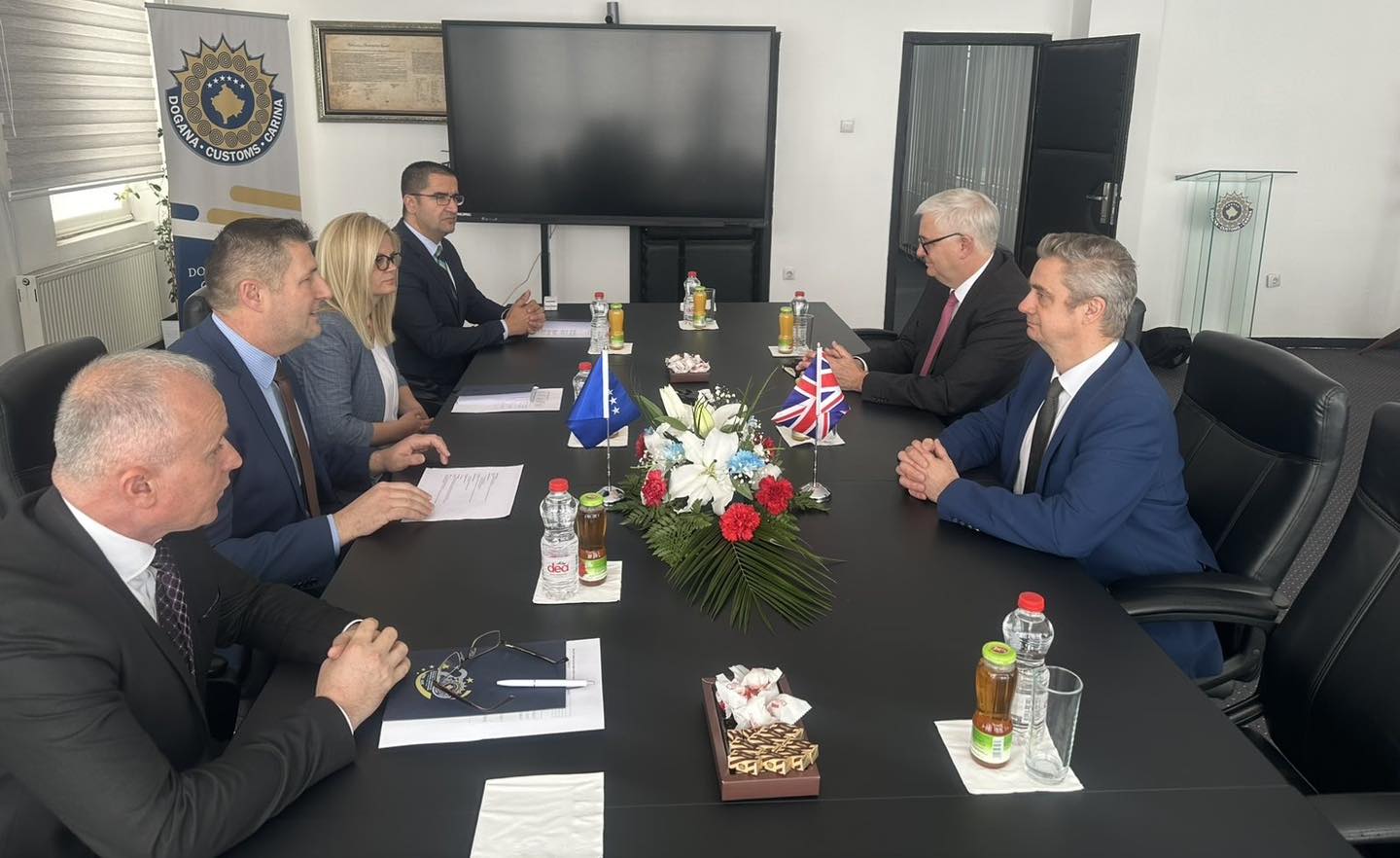 llugaliu-takohet-me-hargreaves,-flasin-per-te-arriturat-mes-doganes-se-kosoves-dhe-autoriteteve-britanike