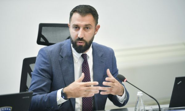 Ministri Krasniqi: Rreth 40 serbë diskutuan me Kurtin për problemet e tyre