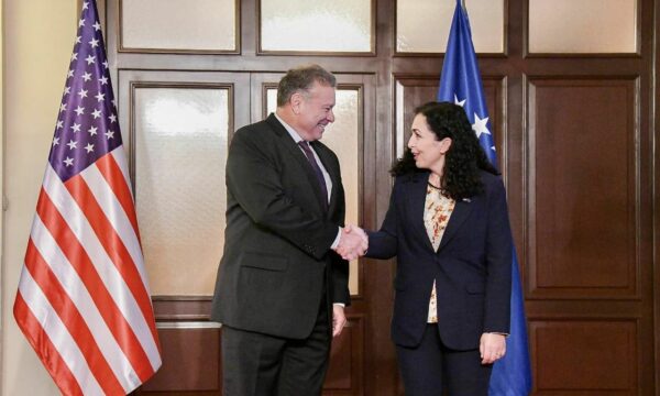 “garantuese-e-raporteve-shba-kosove”,-osmani-e-vecon-deklaraten-e-escobar-ne-nje-video-per-tri-vjetet-ne-krye-te-shtetit