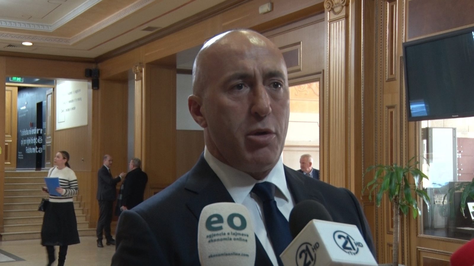 haradinaj:-ngecja-ne-ceshtje-si-dinari-po-i-krijon-epersi-serbise,-duhet-te-implementohen-obligimet