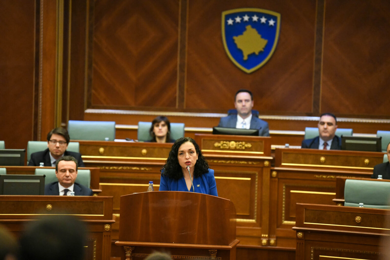 tri-vjet-presidente/-opozita:-vjosa-osmani,-sherbyese-e-marionete-e-kurtit