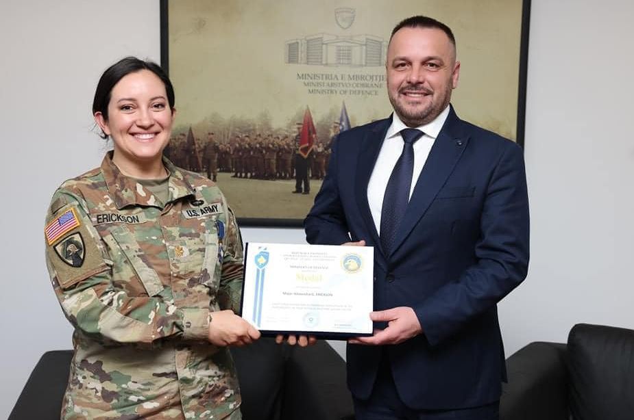 Maqedonci pret në takim lamtumirës oficeren bilaterale për Kosovën, e dekoron me Medalje për Shërbim të Shquar