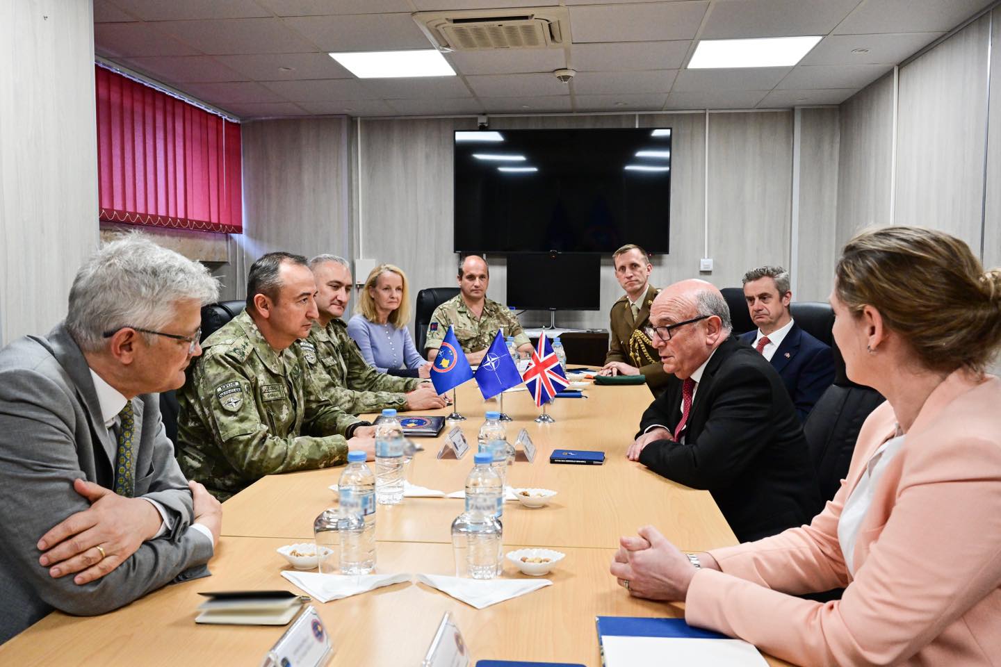 komandanti-i-kfor-it-pret-ne-takim-emisarin-britanik