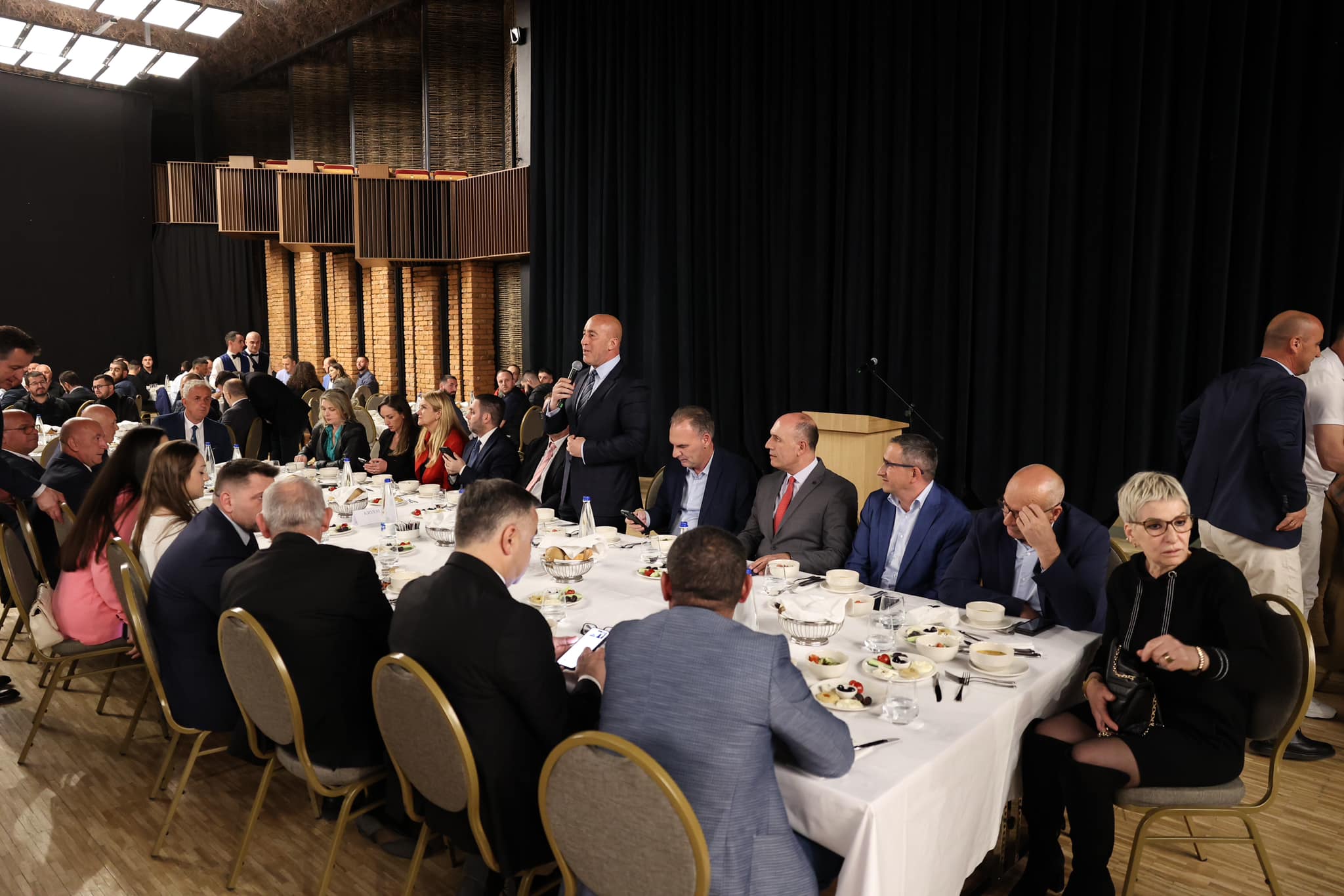 haradinaj-mbledh-strukturat-e-partise-dhe-partneret:-motiv-i-bashkimit-tone-eshte-dashuria-per-vendin