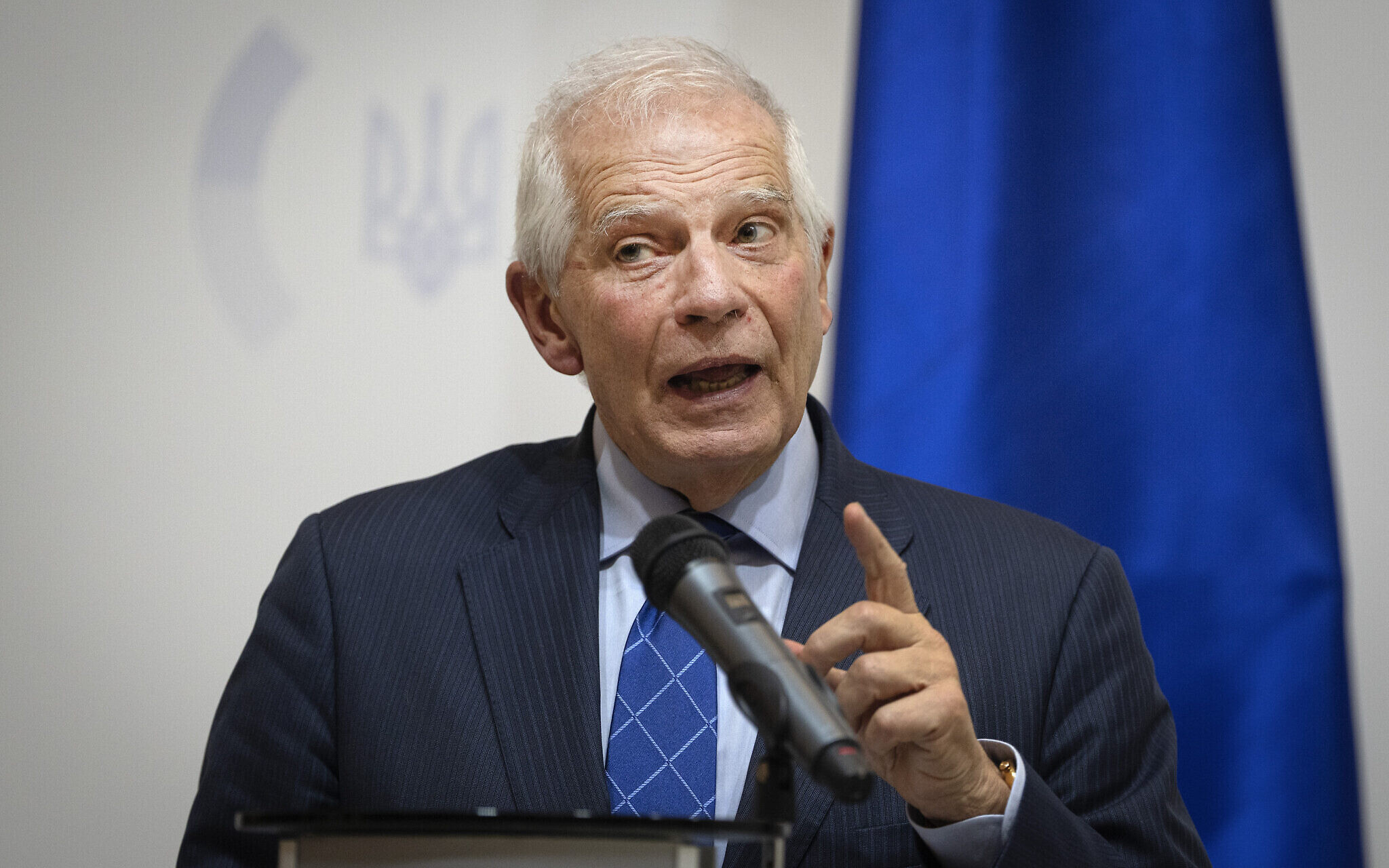 Borrell: BE-ja e shqetësuar me pasojat për serbët e Kosovës nga ndalimi i dinarit