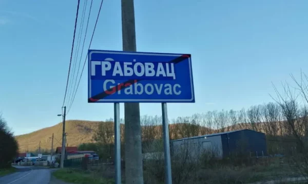 ne-veri-perseri-fshihen-emertimet-e-tabelave-ne-alfabet-latin,-shkruhen-ne-cirilice