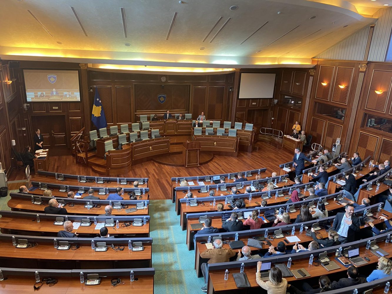Mospjesëmarrja e kabinetit qeveritar në Kuvend, opozita kërkon shtyrjen e seancës