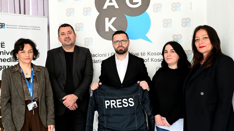agk-pranon-donacion-70-xhaketa-dhe-jeleka-me-mbishkrimin-“press”-nga-misioni-i-osbe-se-ne-kosove