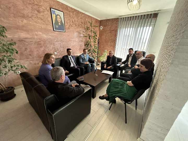 hajdaraj-viziton-prokurorine-themelore-ne-mitrovice,-i-ofron-mbeshtetje-ujkanit