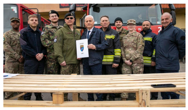 KFOR-i i dhuron mjete të punës brigadës së zjarrfikësve në Zubin Potok