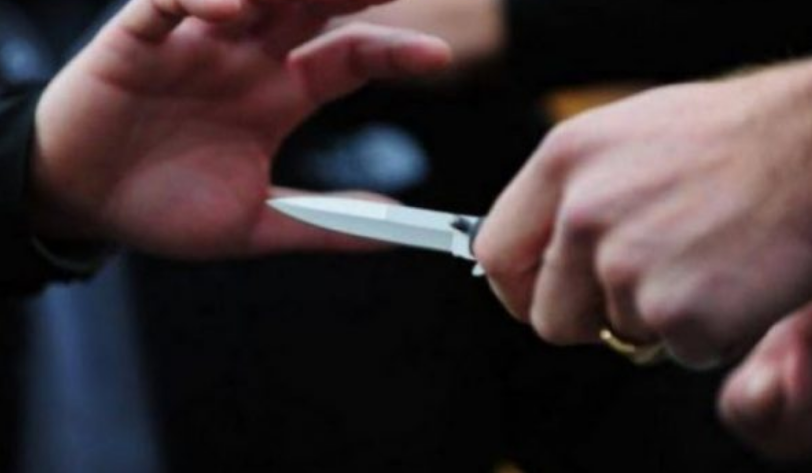 hajni-me-thike-u-vjedh-para-dy-burrave-ne-prishtine,-policia-e-arreston