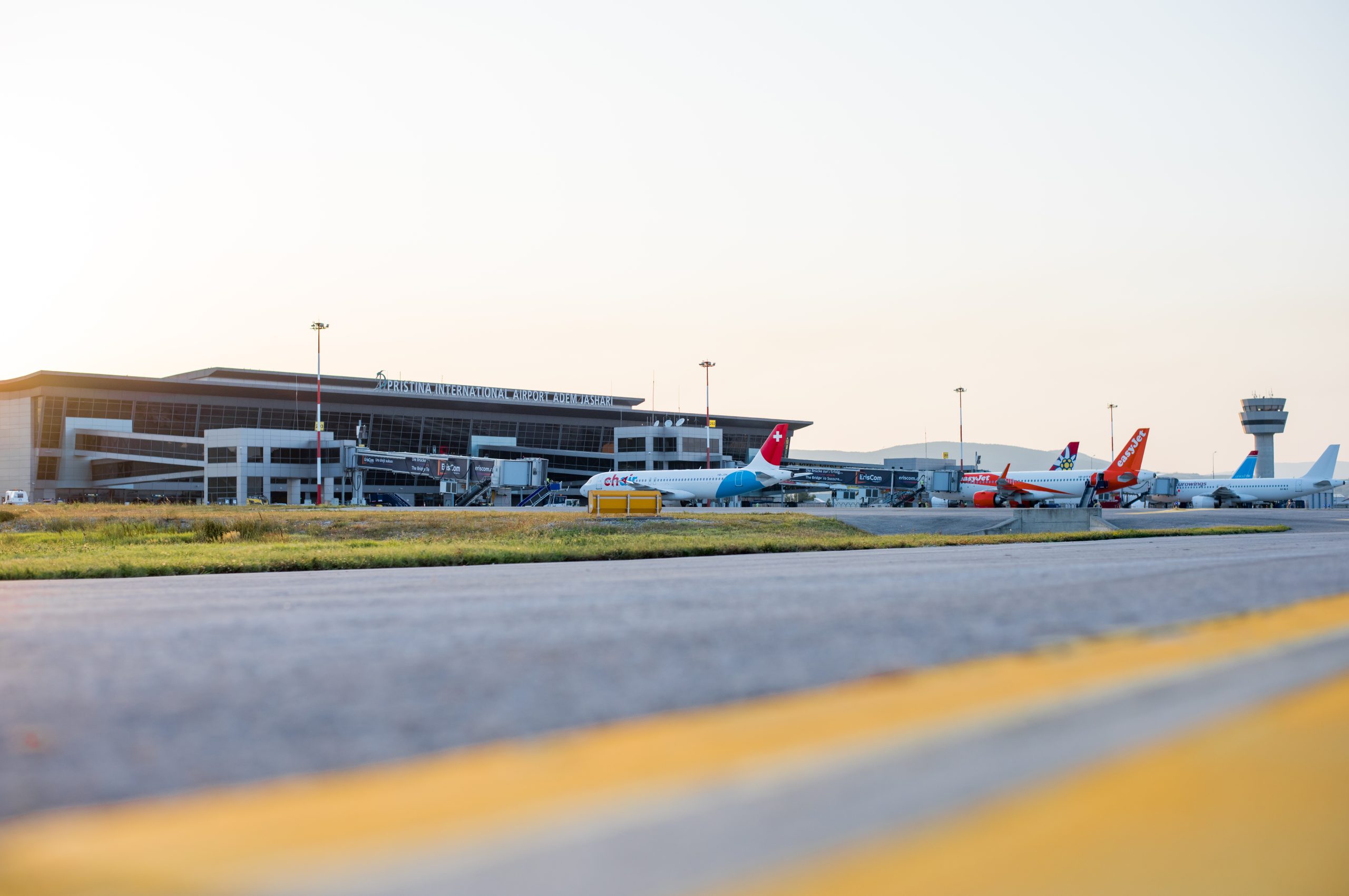 Rritet numri i pasagjerëve dhe i fluturimeve në aeroportin “Adem Jashari”
