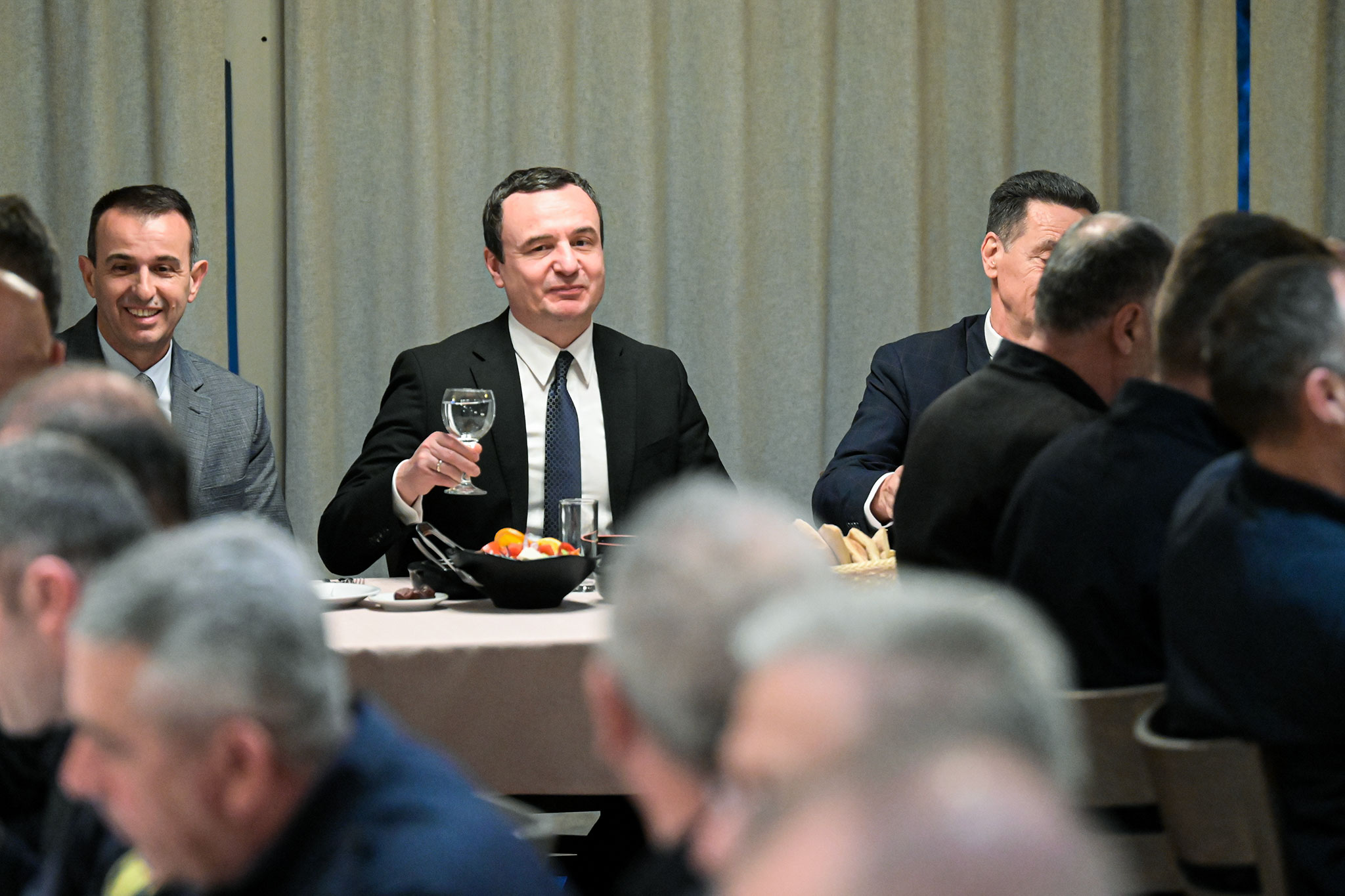 kryeministri-kurti-shtroi-iftar-per-zjarrfikesit-e-kosoves