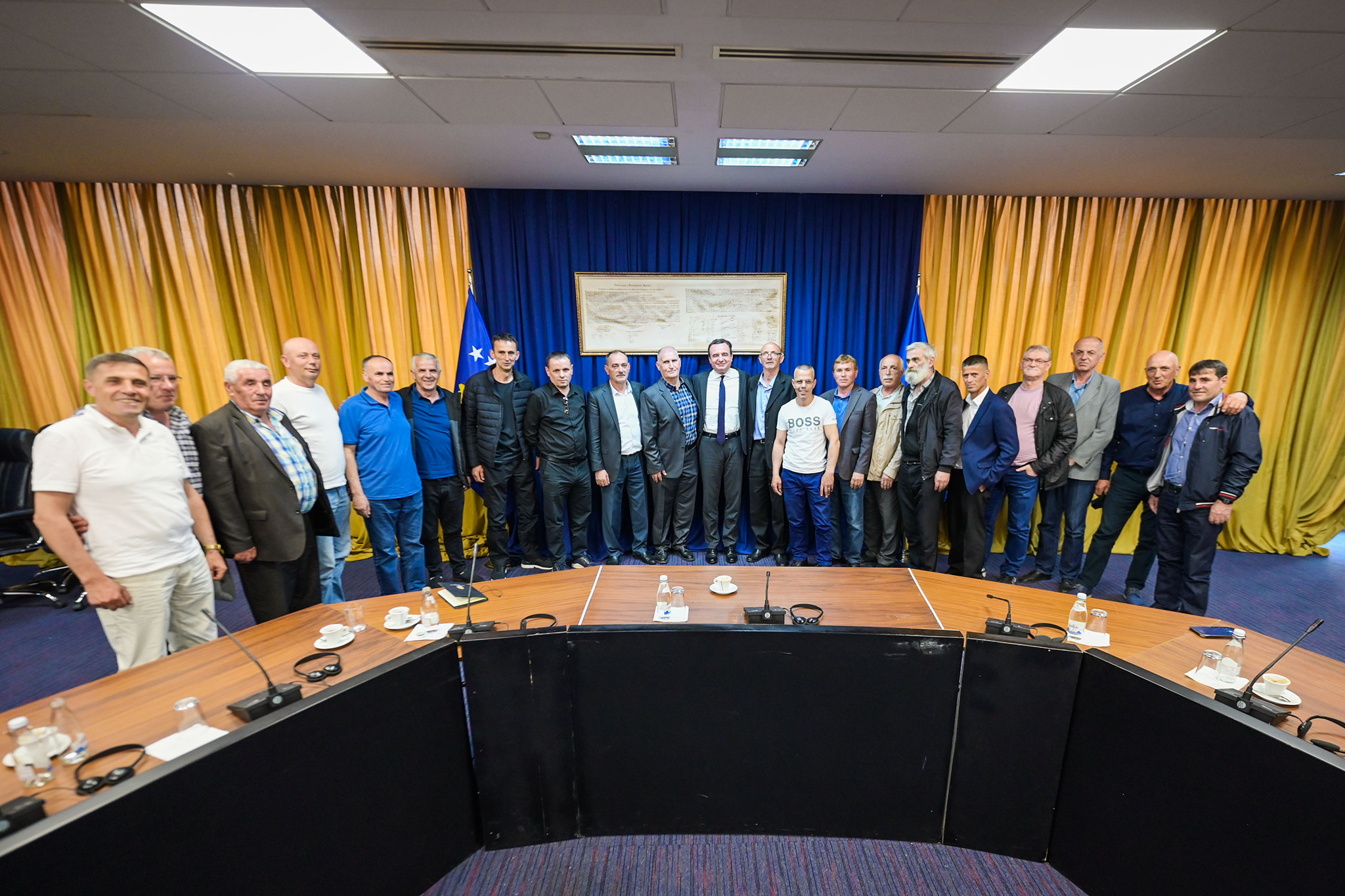 kurti-takon-ish-te-burgosurit-politike-te-kosoves-qe-ishin-mbajtur-ne-burgjet-e-serbise