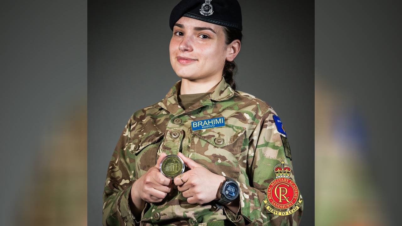 Ushtarja e FSK-së shpërblehet në Britani me Bexhin e Komandantit të Akademisë Mbretërore Ushtarake Sandhurst