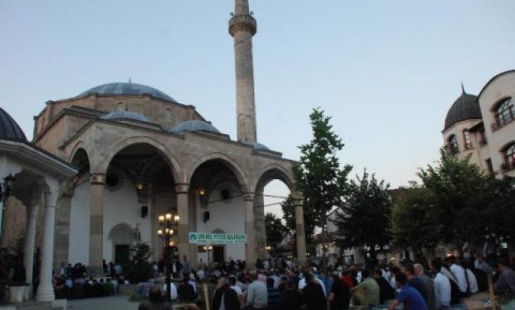 Falet namazi i Fitër Bajramit në Xhaminë e Madhe në Prishtinë