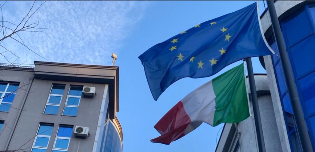 ambasada-e-italise-ne-kosove-uron-shqip:-“me-fat-bajrami”