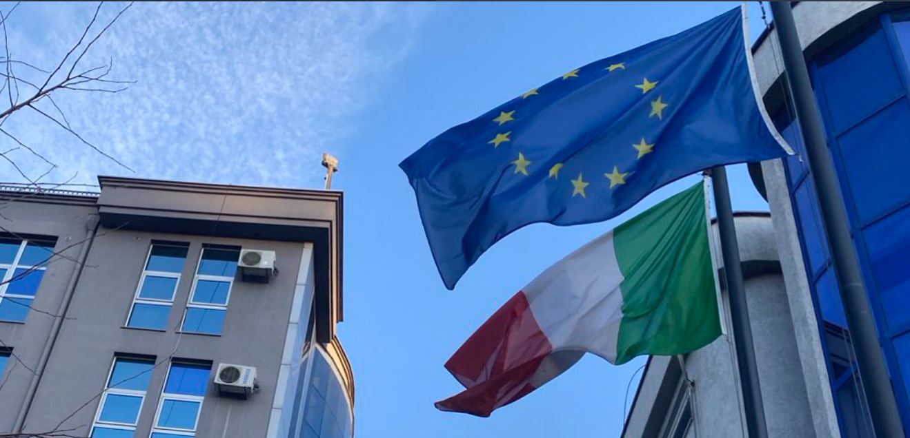 Ambasada e Italisë në Kosovë uron shqip: “Me fat Bajrami”