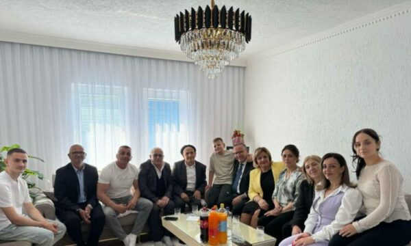 hamza-me-familjen-shkon-per-bajram-te-familja-e-heroit-afrim-bunjaku