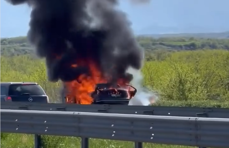 Policia konfirmon djegien e një veture në autostradën Ibrahim Rugova, s’ka të lënduar
