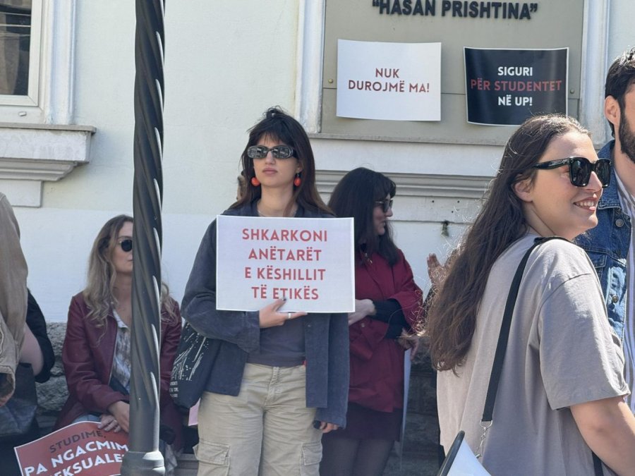 protesta-gjitheditore-para-rektoratit-te-up-se-per-shkarkimin-e-profesorit-xhevat-krasniqi