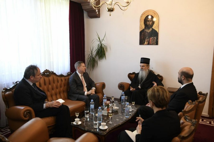 ambasadori-i-be-se-takon-peshkopin-teodosije,-flasin-per-zbatimin-e-vendimit-te-manastirit-te-decanit