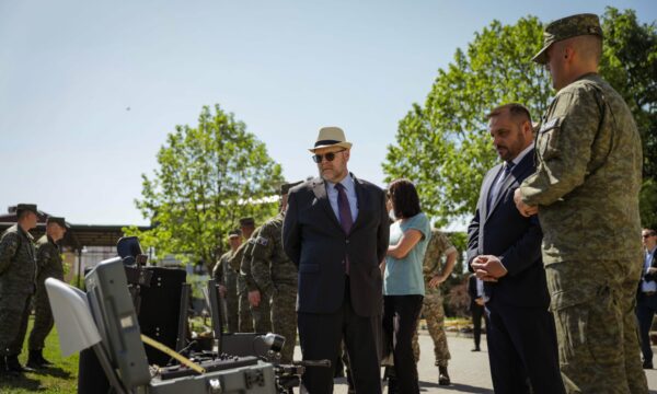 nje-grup-nga-ukraina-diplomon-per-deminim-ne-kosove,-hovenier:-krenar-per-perpjekjen-amerikano-kosovare-qe-t’i-mbajme-ukrainasit-te-sigurt