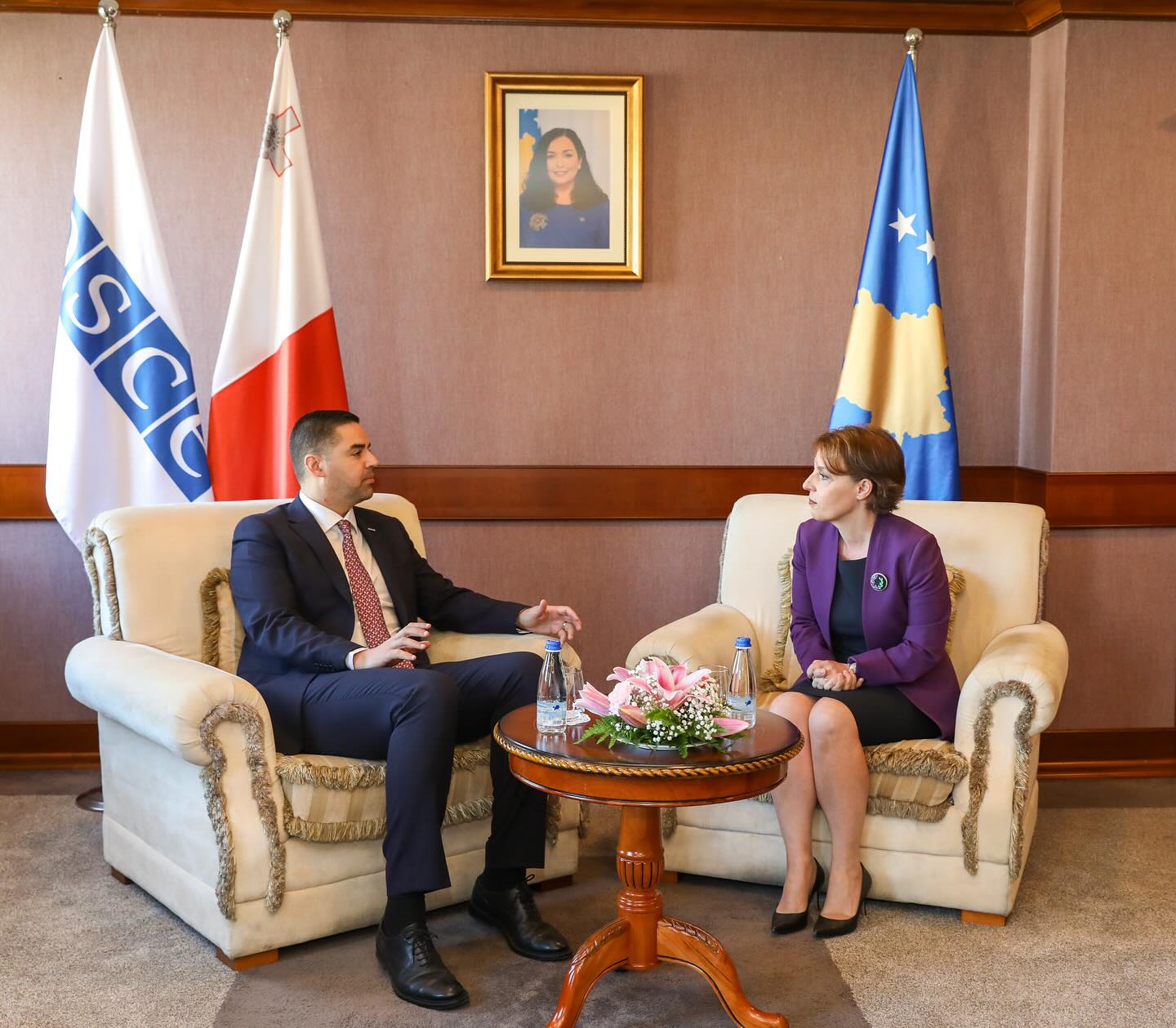 gervalla-takohet-me-kryesuesin-e-osbe-se,-diskutojne-per-fuqizimin-e-bashkepunimit