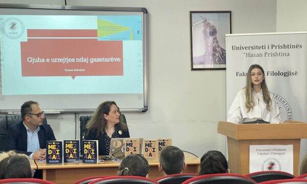 Studentët e UP diskutojnë për gjuhën e urrejtjes që përdoret ndaj gazetarëve dhe për të ardhmen medias në Kosovë