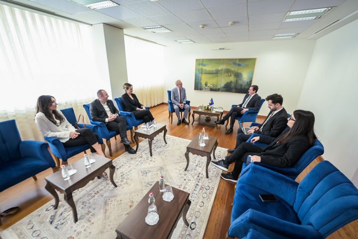 Kryeministri Kurti u takua me ekipin e PITF – Festivalit Ndërkombëtar të Teatrit në Prishtinë “Burbuqe Berisha”