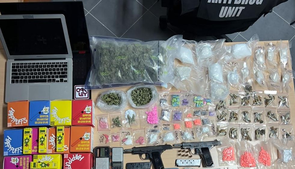 aksion-i-antidroges-ne-prishtine/-arrestohen-tre-persona,-kapen-drogen-dhe-arme