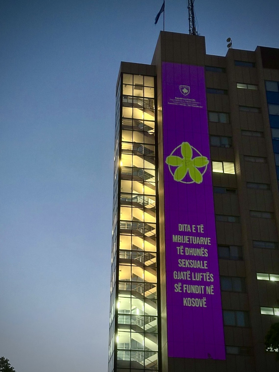 Ndërtesa e Qeverisë u ndriçua për Ditën e të mbijetuarve të dhunës seksuale gjatë luftës së fundit në Kosovë