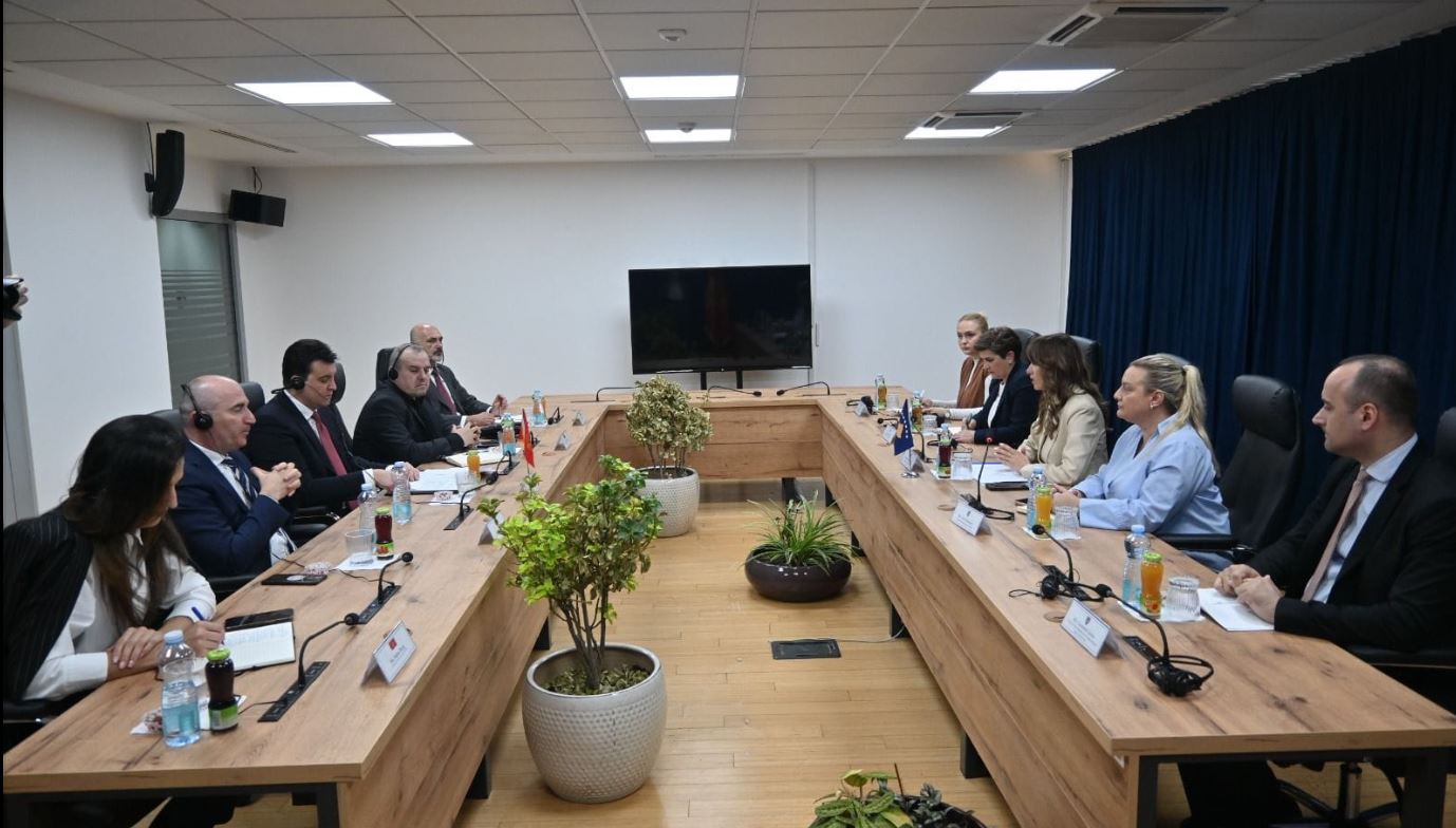 haxhiu-bisedon-me-homologun-malazez-per-ekstradimin-e-personave-te-akuzuar-per-krime-gjate-luftes-ne-kosove