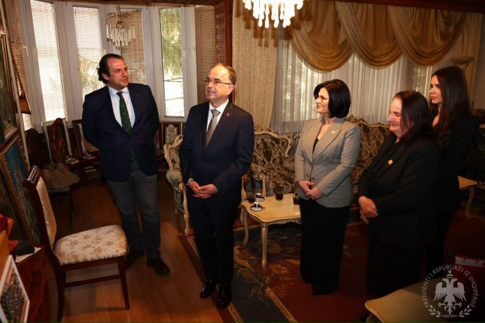 Presidenti Begaj vizitë në shtëpinë e Ibrahim Rugovës: Ëndrra e shqiptarëve u realizua