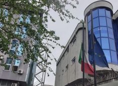 “koha-per-te-vepruar-eshte-tani”,-ambasada-italiane-ul-flamujt-ne-gjysmeshtize-ne-kujtim-te-grave-te-vrara